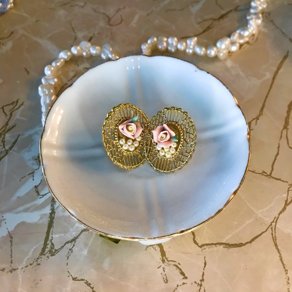 Vintage Jewelry - Vintage Victorian Flower Earrings 🌷🤍